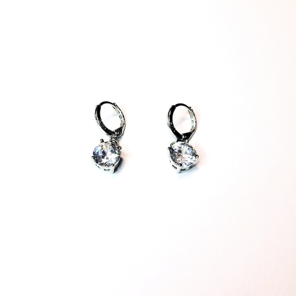 Beautiful clear crystal cubic zirconia, 925 marked silver earrings. Brand new - Picture 4 of 4